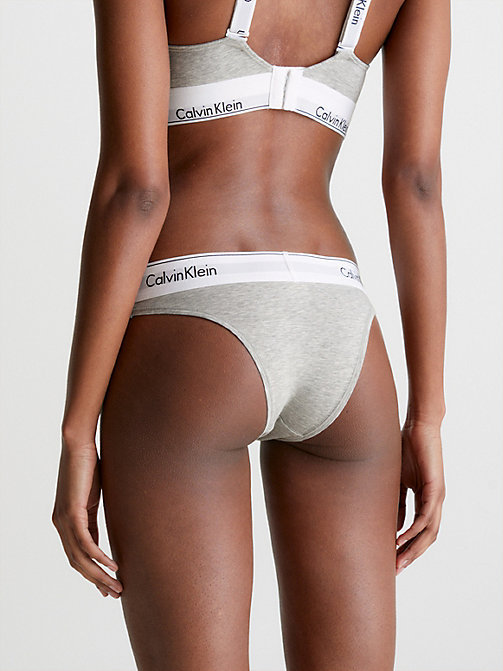 Femme Vêtements Articles de lingerie Culottes et sous vêtements Thong Core Plus Size Calvin Klein en coloris Gris 