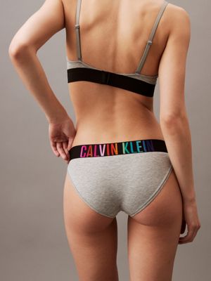 frauen in calvin klein unterwäsche