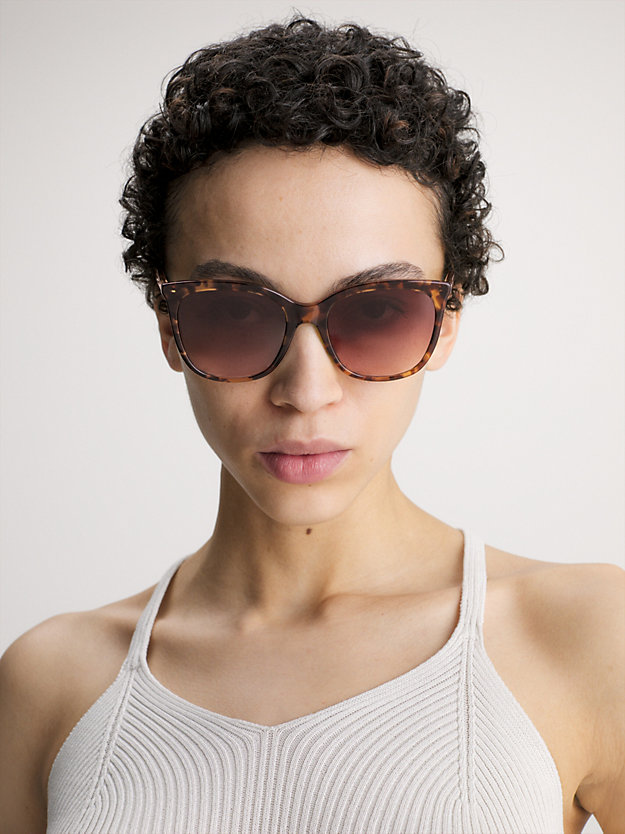 brown havana prostokątne okulary przeciwsłoneczne ck23500s dla kobiety - calvin klein