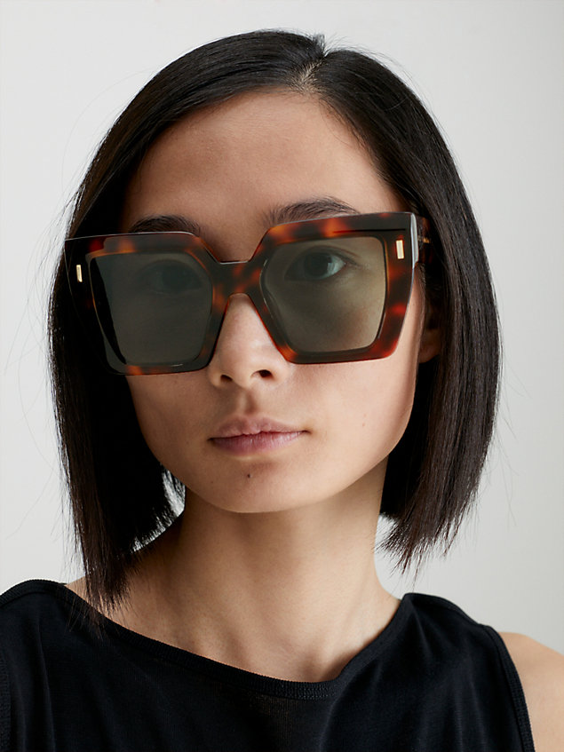 occhiali da sole squadrati ck23502s brown da donna calvin klein