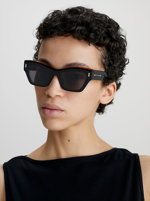 black/carchoal okulary przeciwsłoneczne typu butterfly ck23503s dla kobiety - calvin klein