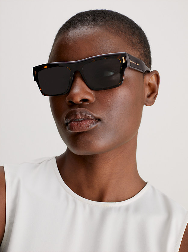 occhiali da sole squadrati ck23504s dark havana da unisex calvin klein