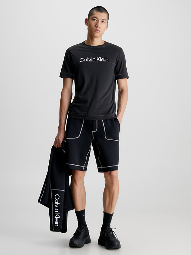 black t-shirt sportowy z logo dla mężczyźni - ck performance