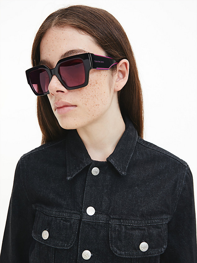 lunettes de soleil carrées ckj22638s black pour femmes calvin klein jeans