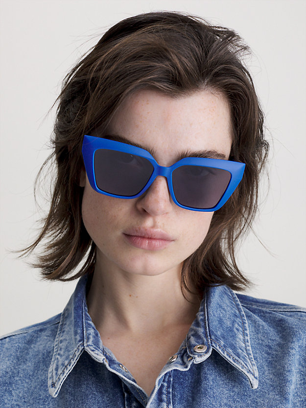 lunettes de soleil papillon ckj22639s blue pour femmes calvin klein jeans