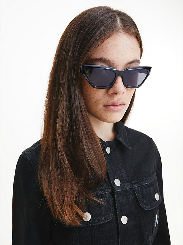 lunettes de soleil yeux de chat ckj22640s black pour femmes calvin klein jeans