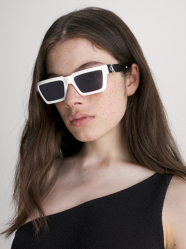 white prostokątne okulary przeciwsłoneczne ckj22641s dla unisex - calvin klein jeans