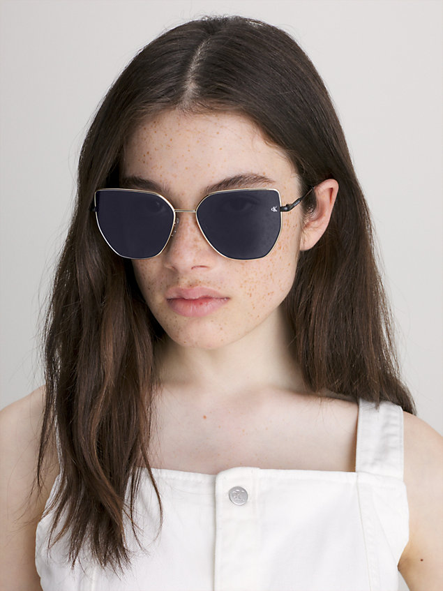 black okulary przeciwsłoneczne typu butterfly ckj23202s dla kobiety - calvin klein jeans