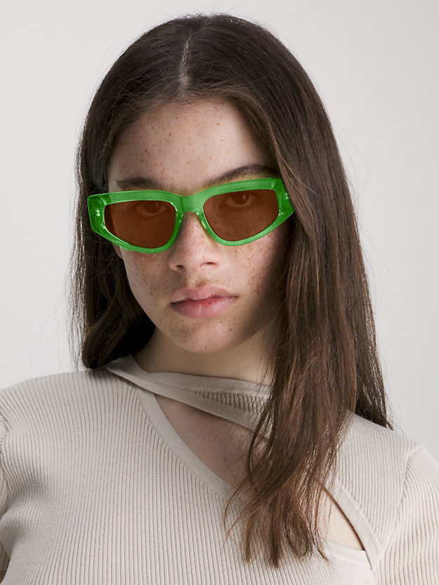 green okulary przeciwsłoneczne w stylu cat eye ckj23603s dla kobiety - calvin klein jeans