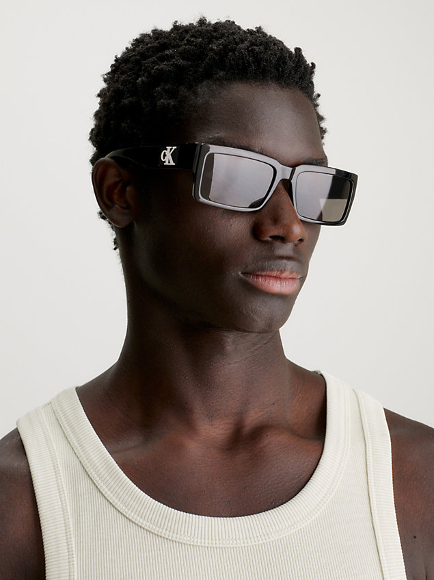 black prostokątne okulary przeciwsłoneczne ckj23623s dla mężczyźni - calvin klein jeans