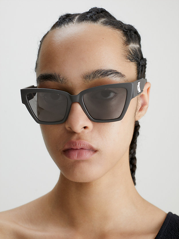 matte black okulary przeciwsłoneczne w stylu cat eye ckj23624s dla kobiety - calvin klein jeans