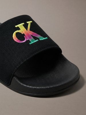 triple black konturierte logo-slippers aus canvas für herren - calvin klein