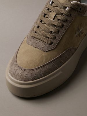 desert taupe/mocha/natural umber signature-sneakers van suède met krokodillenprint voor heren - calvin klein