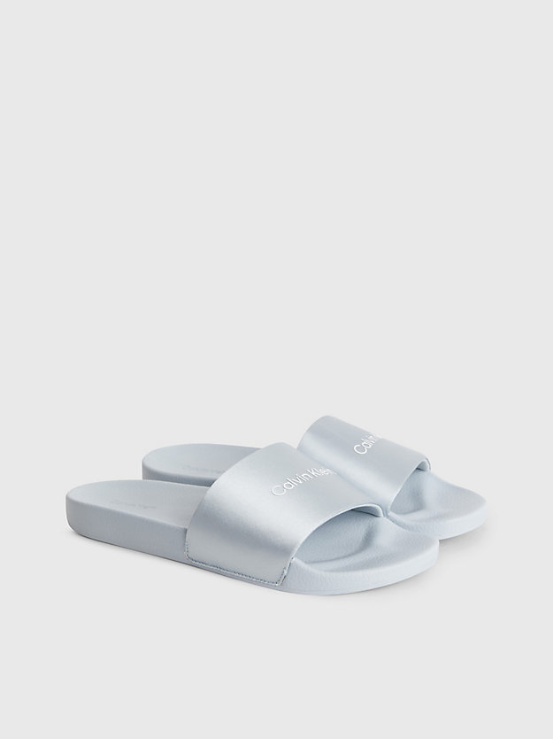 pearl blue / white satin-slippers aus recyceltem material für damen - calvin klein