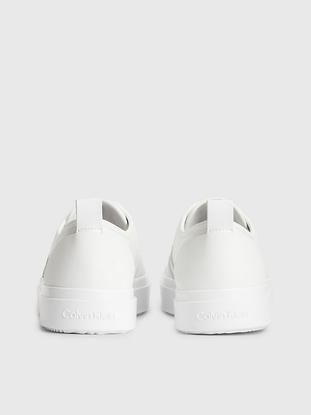 bright white sneakers aus rissigem leder für damen - calvin klein