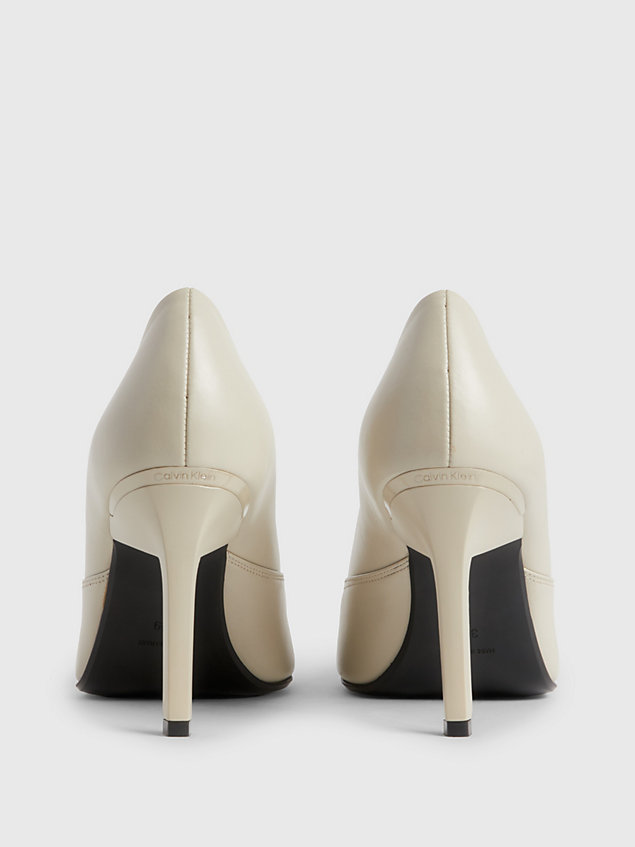 zapatos de salón con tacón de aguja de piel beige de mujer calvin klein