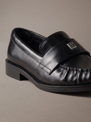 triple black theo - penny loafers aus leder mit plissiertem zehenbereich für damen - calvin klein