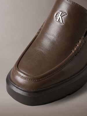 mules de piel con tacón grueso de plataforma potting soil/turkish coffee de mujeres calvin klein