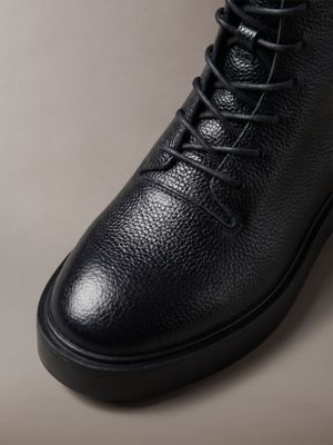 botas de piel con tacón laminado triple black de mujeres calvin klein