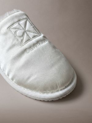 pantuflas de piel sintética y satén marshmallow/black de mujeres calvin klein