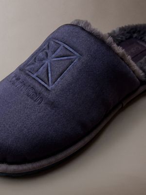 pantuflas de piel sintética y satén fudge/black de mujeres calvin klein