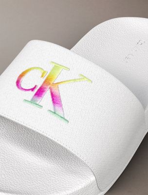 triple bright white konturierte logo-slippers aus canvas – pride für damen - calvin klein