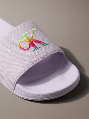 lafayette lavender konturierte logo-slippers aus canvas – pride für damen - calvin klein