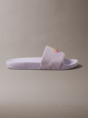 tongs profilées en toile avec logo - pride purple pour femmes calvin klein
