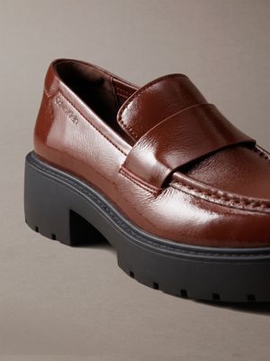 ck bold - mocasines gruesos de piel brillante cherry cola/black de mujeres calvin klein