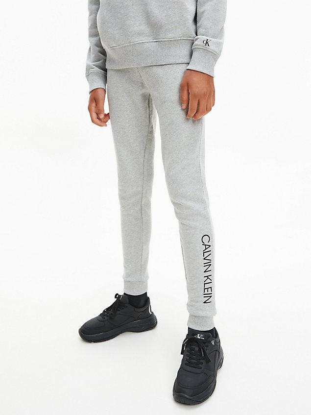pantalón de chándal de algodón orgánico grey de nino calvin klein jeans