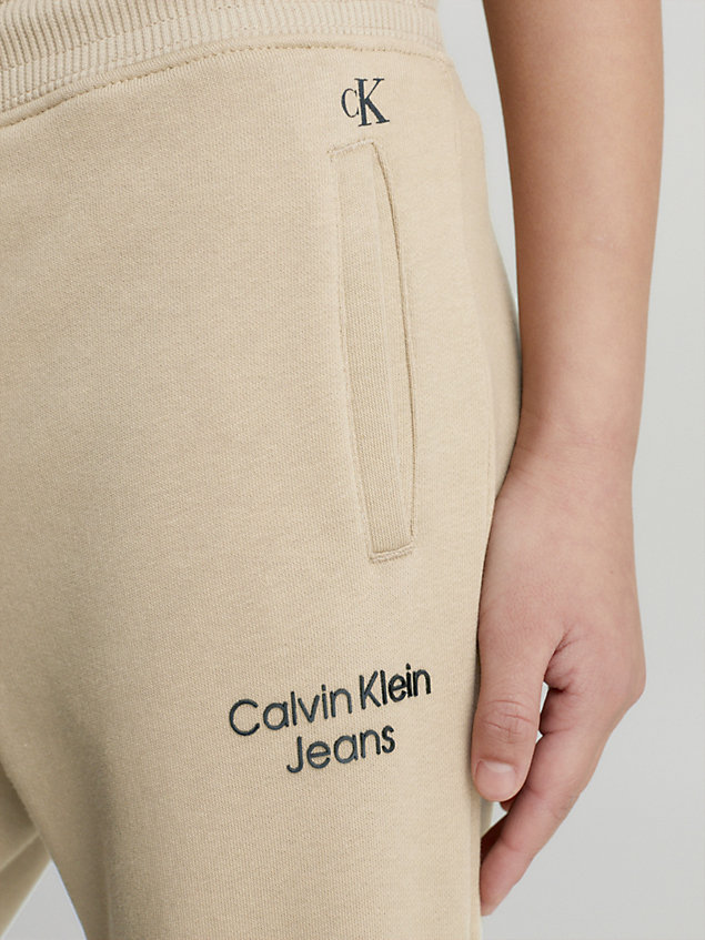 beige spodnie dresowe z bawełny frotte dla boys - calvin klein jeans