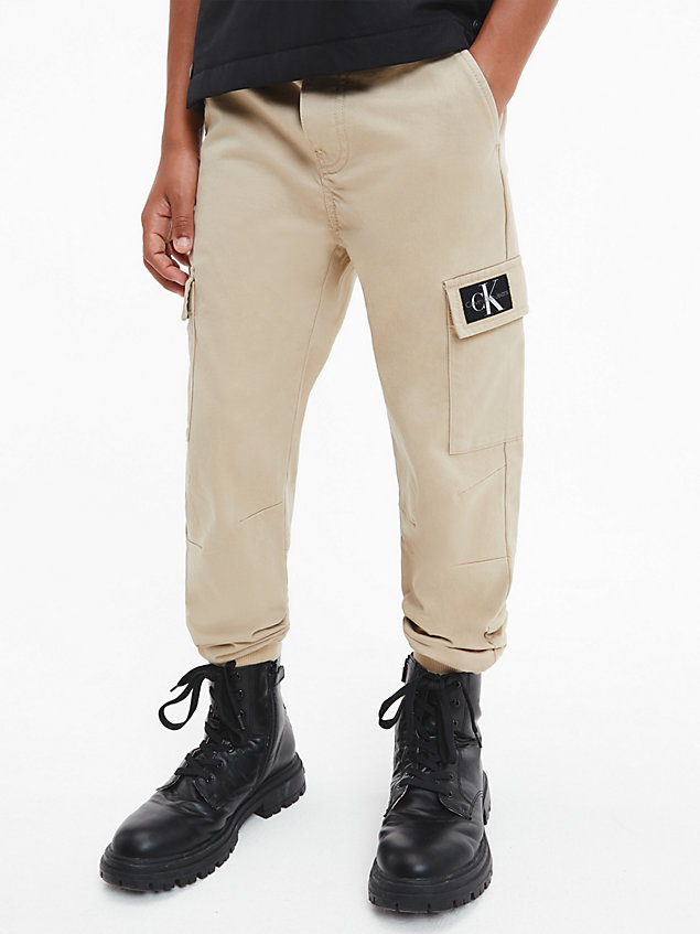 pantalon cargo en satin élastique beige pour garcons calvin klein jeans