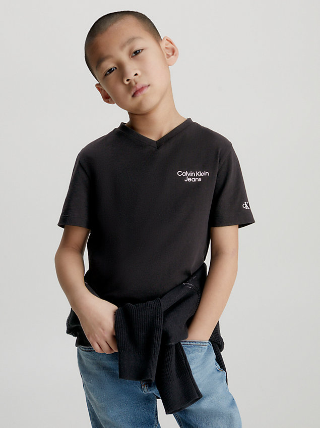 black t-shirt z logo i dekoltem w serek dla chłopcy - calvin klein jeans