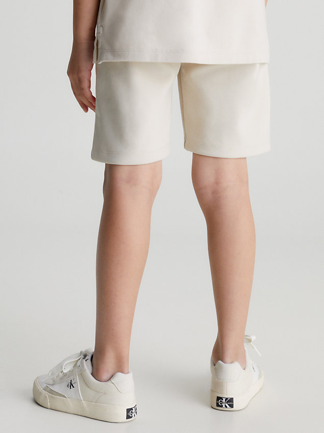 shorts de chándal de algodón orgánico beige de nino calvin klein jeans