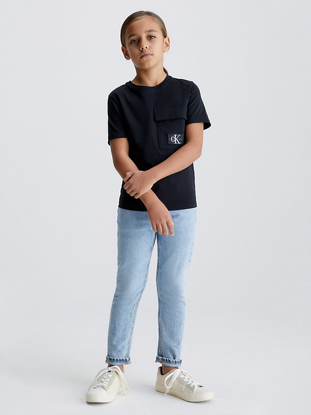 black t-shirt mit pattentasche für boys - calvin klein jeans