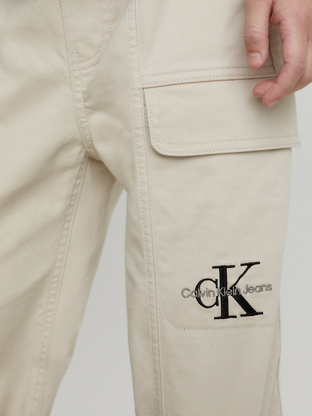 pantalon cargo en satin beige pour garcons calvin klein jeans
