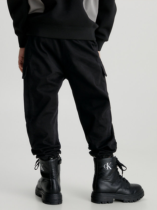 pantalones cargo de satén black de nino calvin klein jeans