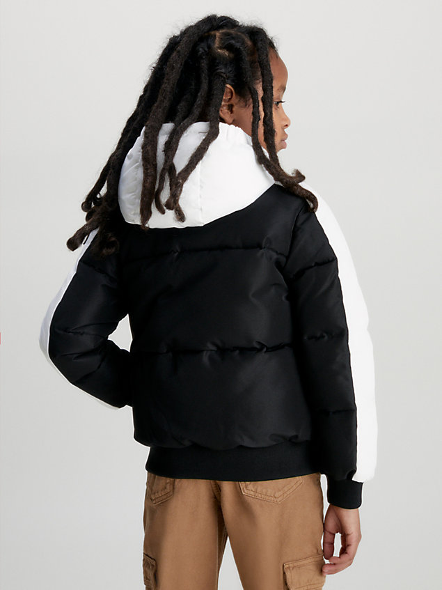 black kurtka puchowa o pudełkowym kroju w kontrastowe kolory dla boys - calvin klein jeans