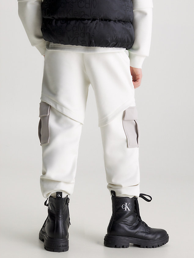 pantalón deportivo holgado con bolsillo de punto spacer white de nino calvin klein jeans