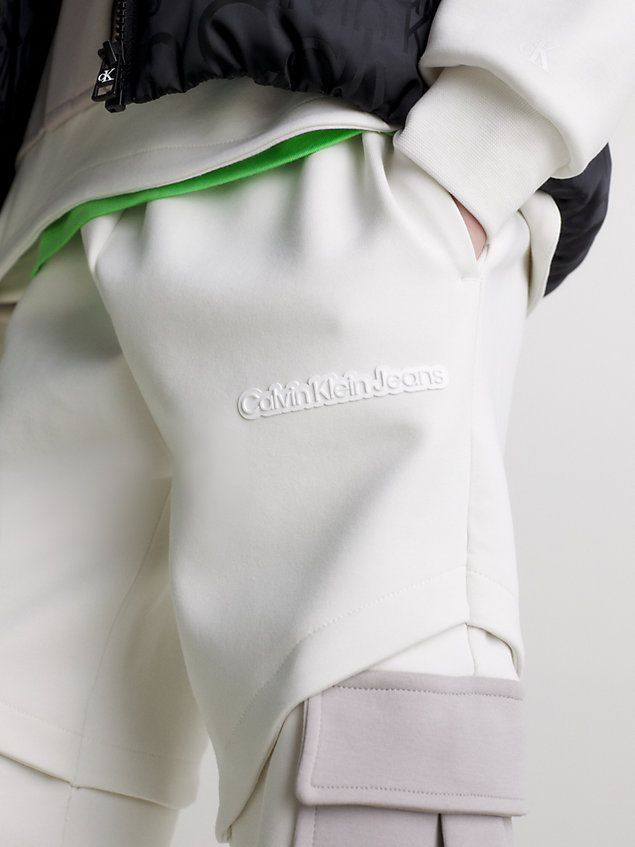 white lässige spacer pocket jogginghose für boys - calvin klein jeans