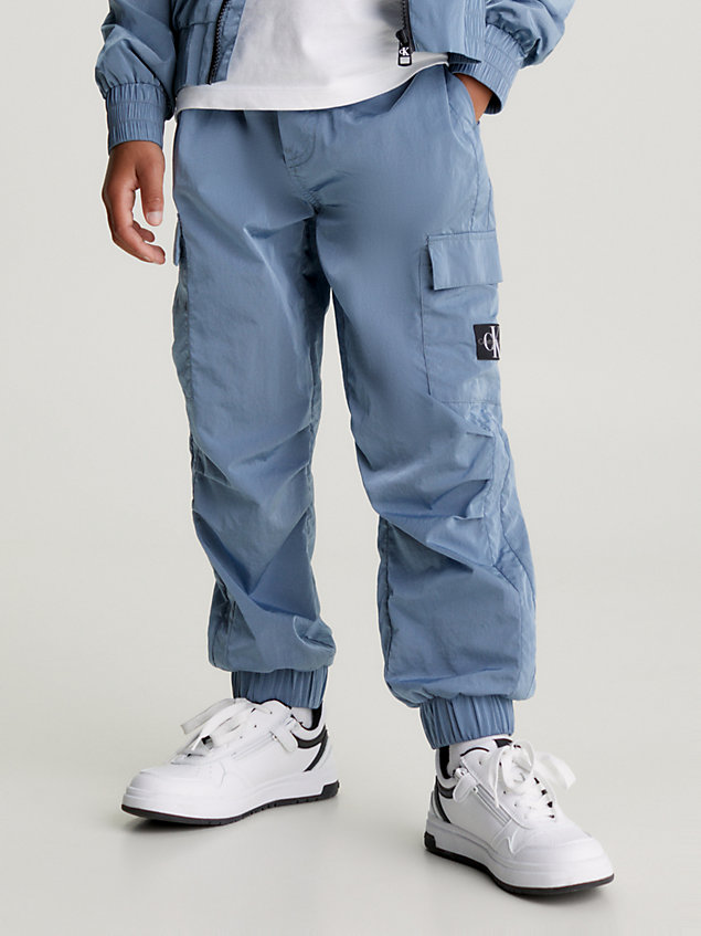 blue swobodne spodnie dresowe z marszczonego nylonu z kieszeniami dla chłopcy - calvin klein jeans