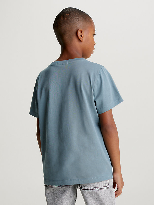 goblin blue luźny t-shirt z logo dla chłopcy - calvin klein jeans