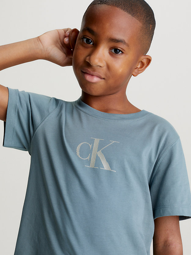 goblin blue luźny t-shirt z logo dla chłopcy - calvin klein jeans