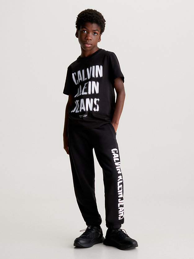 ck black luźny t-shirt z logo dla chłopcy - calvin klein jeans