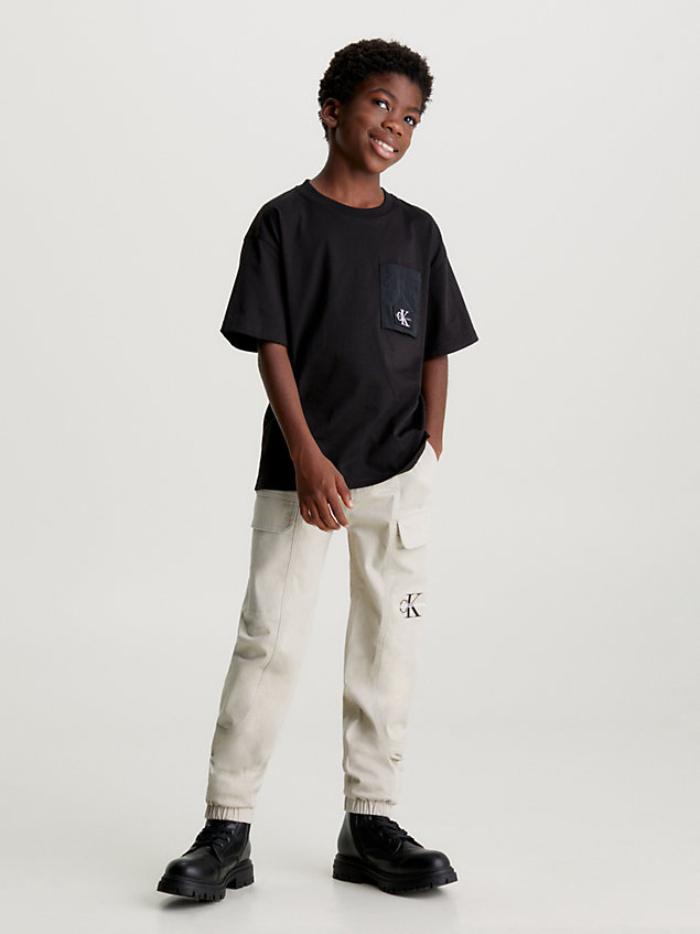 black relaxed fit t-shirt mit tasche für boys - calvin klein jeans