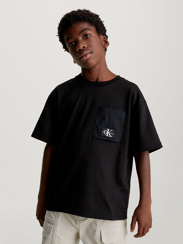 black relaxed fit t-shirt mit tasche für boys - calvin klein jeans