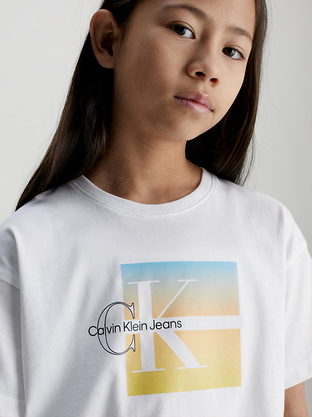 white t-shirt z graficznym logo o pudełkowym kroju dla dziewczynki - calvin klein jeans