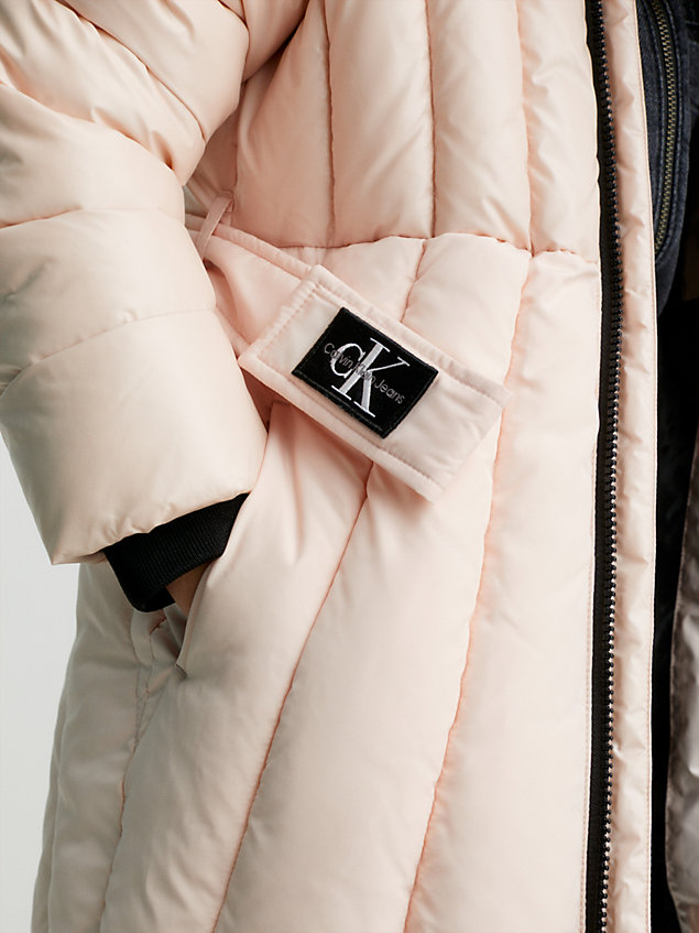 abrigo de plumas con cinturón pink de nina calvin klein jeans