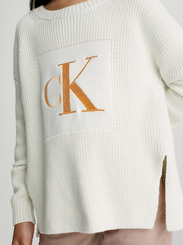 maglione con logo dal taglio relaxed white da bambina calvin klein jeans