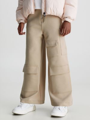 Pantalón cargo elástico beige con grandes bolsillos